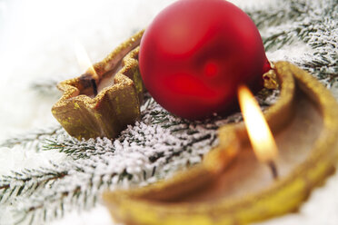 Christmas candles and baubles, close-up - 02319CS-U