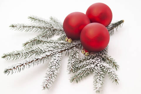 Weihnachtskugel mit Tannengrün, Nahaufnahme, lizenzfreies Stockfoto
