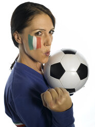 Frau mit italienischer Flagge im Gesicht, die mit einem Fußball in die Luft schlägt - LMF00036