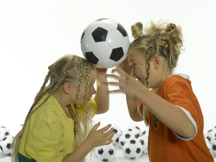 Mädchen (8-11) balancieren Fußball mit dem Kopf - LMF00027