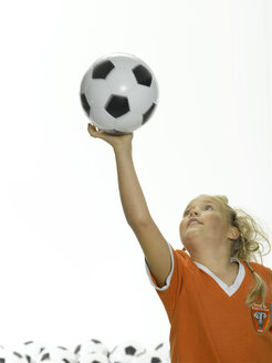 Mädchen (8-11) balanciert Ball auf der Hand - LMF00020