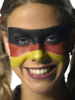 Frau mit deutscher Flagge im Gesicht, Nahaufnahme - LMF00016