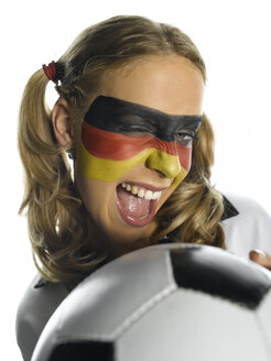 Frau mit deutscher Flagge im Gesicht, die einen Ball hält, Nahaufnahme - LMF00002