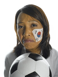 Frau mit koreanischer Flagge im Gesicht, die einen Fußball hält, Nahaufnahme, Porträt - LMF00049