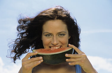 Junge Frau isst Wassermelone, Porträt - LDF00095