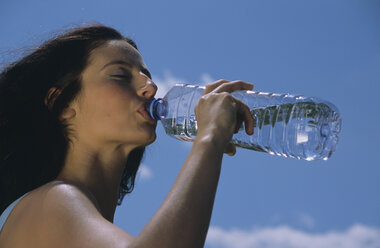 Frau trinkt Wasser aus einer Flasche - LDF00093