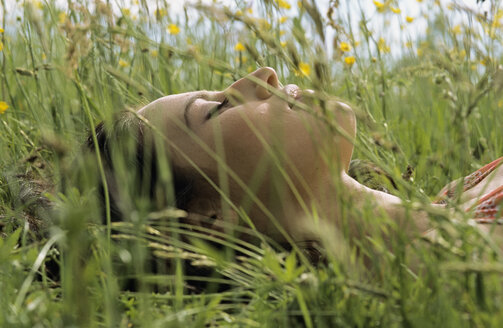 Frau im Gras liegend, Augen geschlossen, Nahaufnahme - LDF00077