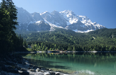 Eibsee mit Zugspitze im Hintergrund, Bayern, Deutschland - UMF00109