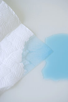 Tissue with blue liquid - MNF00075