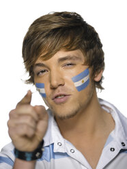 Junger Mann mit argentinischer Flagge im Gesicht, Nahaufnahme - LMF00070