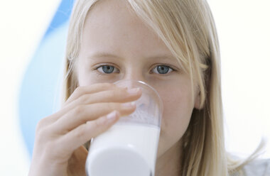 Mädchen trinkt ein Glas Milch, Nahaufnahme - ASF01361