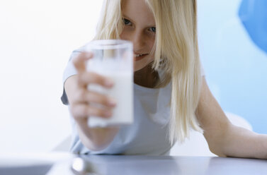 Mädchen hält ein Glas Milch - ASF01356