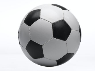 Fußball vor weißem Hintergrund, Nahaufnahme - LMF00118
