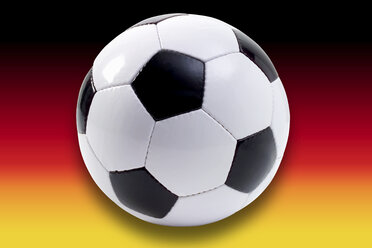 Fußball vor der deutschen Flagge, komponierend - 02527CS-U
