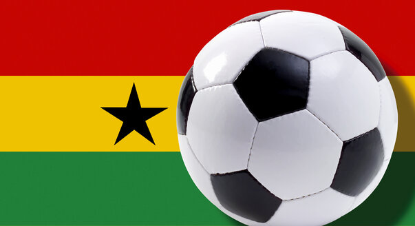 Fußball vor der Flagge Ghanas, Nahaufnahme - 02532CS-U