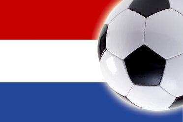 Fußball vor der niederländischen Flagge, Nahaufnahme - 02575CS-U