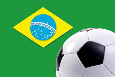 Fußball gegen brasilianische Flagge - 02596CS-U