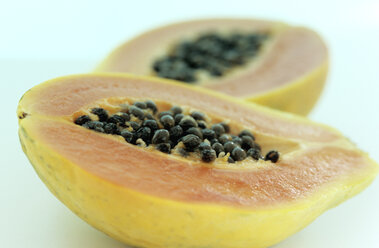 Zwei Hälften einer Papaya-Frucht - ASF01435