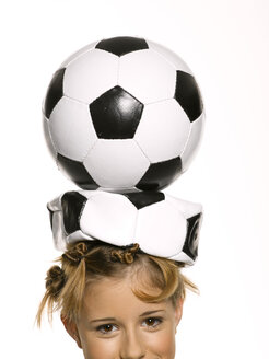 Mädchen balanciert Fußball auf ihrem Kopf - LMF00141