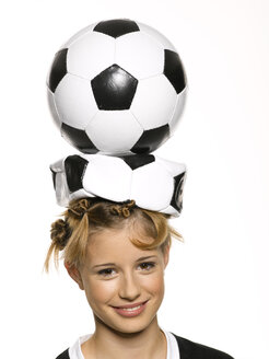 Mädchen balanciert Fußball auf ihrem Kopf - LMF00140