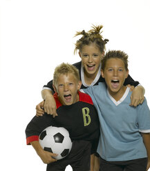 Teenager-Mädchen mit Jungen, die Fußball schreien, Nahaufnahme - LMF00136