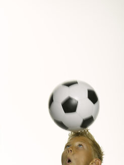 Junge köpft einen Fußball - LMF00135