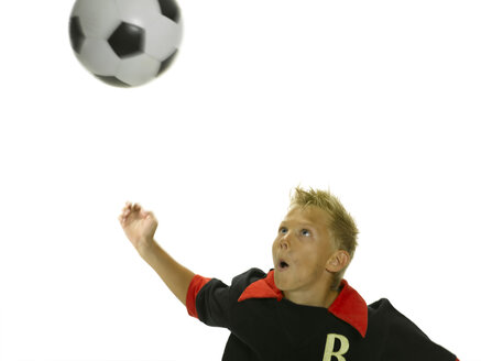 Junge köpft einen Fußball - LMF00134