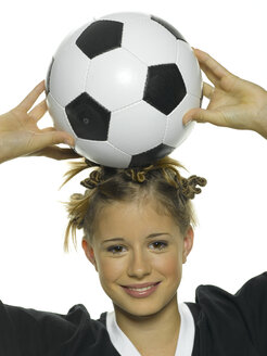 Teenager-Mädchen hält Fußball auf dem Kopf - LMF00124