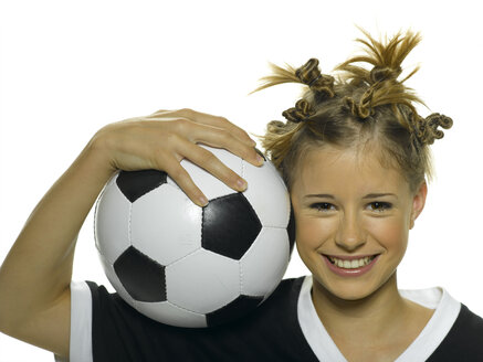 Teenager-Mädchen hält Fußball, Nahaufnahme, Porträt - LMF00123