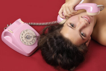Junge Frau hält Telefonhörer - LRF00003