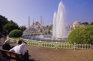 Türkei, Istanbul, Springbrunnen mit blauer Moschee im Hintergrund (Sultanahmet Camii) - MSF01550