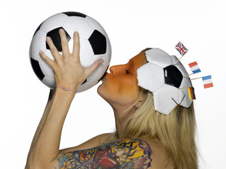 Frau aus den Niederlanden küsst Fußball - LMF00274
