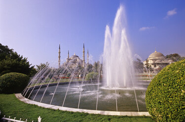 Springbrunnen mit Blauer Moschee im Hintergrund, Istanbul, Türkei - MSF01573