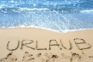 Wort (Urlaub) in den Sand am Strand geschrieben - LDF00127
