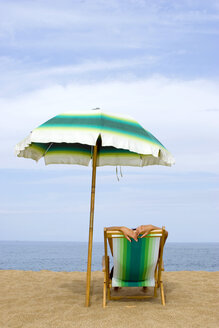 Frau im Liegestuhl am Strand liegend - LDF00113