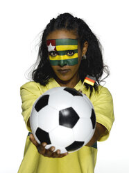 Weiblicher Fußballfan aus Togo, Porträt - LMF00382