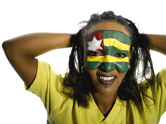 Frau mit Togo-Flagge im Gesicht, Nahaufnahme, Porträt - LMF00366