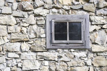 Geschlossenes Fenster auf Steinmauer - WWF00040