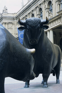 Germany, Bull and bear sculptures outside frankfurt stock exchange - PEF00386