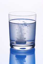 Tablet in glas of water - THF00086