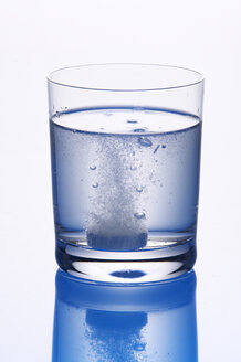 Tablette in einem Glas Wasser - THF00086