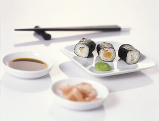 Sushi auf Teller mit Stäbchen - THF00030