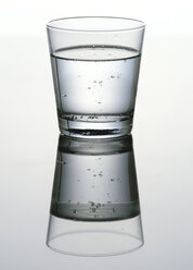 Glas mit Mineralwasser - TH00040
