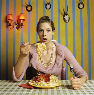 Young woman eating spaghetti - JLF00030