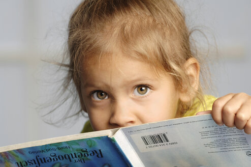 Kleines Mädchen mit Buch - CRF00706