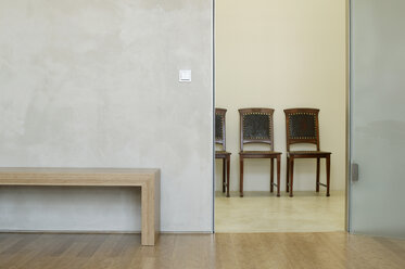 Stühle und Tisch in einem modernen Raum - BMF00206