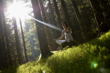 Junge Frau meditiert im Wald, tiefer Blickwinkel - HHF00133