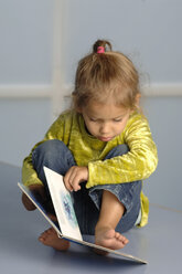 Little girl reading, portrait - CRF00704