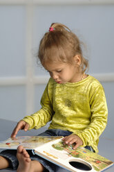 Little girl reading, portrait - CRF00703