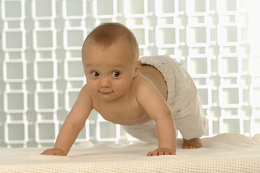 Krabbelnder Junge (6-11 Monate) - CRF00777